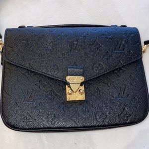 LV POCHETTE METIS